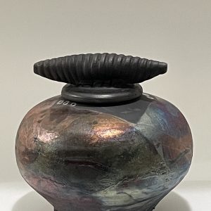 Luster raku cover jar small (Shu-Chen Cheng)